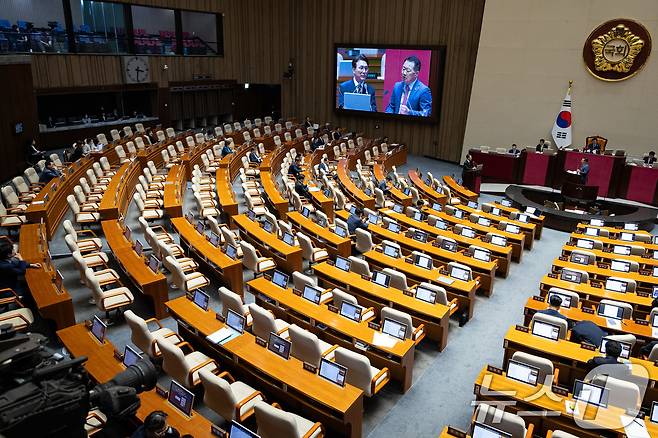 15일 서울 여의도 국회에서 열린 제429회 국회(정기회) 제5차 본회의에서 정치에 관한 대정부 질문이 이어지는 가운데 의원석이 군데군데 비어 있다. 2025.9.15/뉴스1 ⓒ News1 유승관 기자