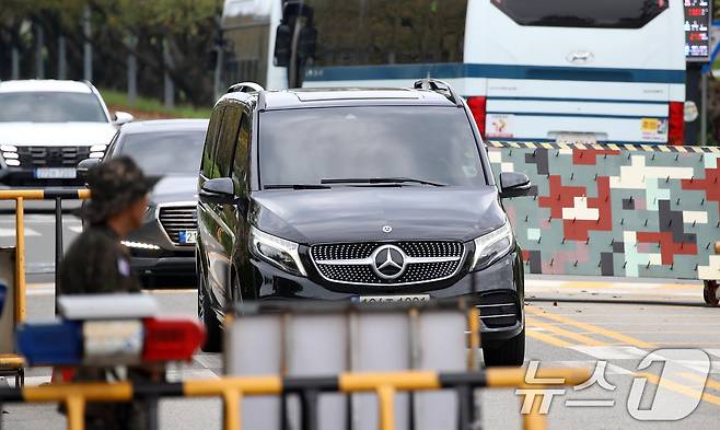 이재용 삼성전자 회장의 장남 이지호 씨 가족이 탑승한 것으로 추정되는 차량이 15일 오후 경남 창원 진해구 해군사관학교를 나서 진해기지사령부 제3정문을 통해 나오고 있다. 미국 국적을 포기한 이 씨는 이날 139기 해군 학사관후보생으로 입영해 11주간 교육을 받은 뒤 12월 1일 해군 소위(통역장교)로 임관할 예정이다. 군 생활 기간은 훈련과 임관 후 의무복무를 포함해 총 39개월이다. 2025.9.15/뉴스1 ⓒ News1 윤일지 기자