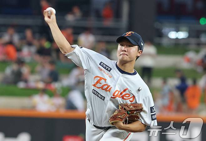 15일 오후 대전 한화생명 볼파크에서 열린 프로야구 '2025 신한 SOL뱅크 KBO 리그' 키움 히어로즈와 한화 이글스 경기에서 한화 선발투수 정우주가 역투하고 있다. 2025.9.15/뉴스1 ⓒ News1 김기태 기자