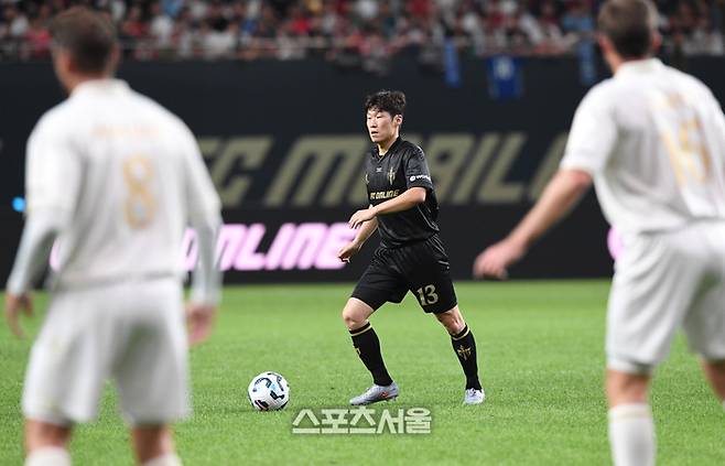 FC 스피어의 박지성이 14일 서울월드컵경기장에서 열린 ‘2025 아이콘매치’ 쉴드 유나이티드와의 경기에서 패스할 곳을 살피고 있다. 2025. 9. 14.  박진업 기자 upandup@sportsseoul.com