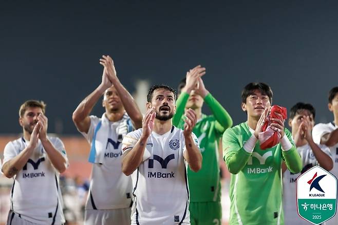 대구 선수들이 제주전이 끝난 뒤 팬께 박수를 보내고 있다. 사진 | 한국프로축구연맹