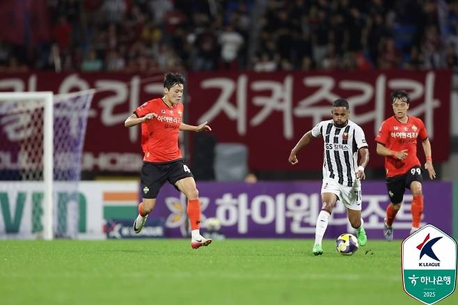 강원 모재현이 13일 강릉하이원아레나에서 열린 서울전에서 질주하고 있다. 제공 | 한국프로축구연맹