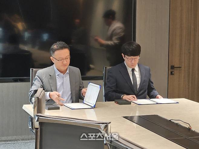 선수협 양현종 회장(오른쪽)이 김앤장 은현호 변호사와 함께 15일 서울 종로구 크레센도빌딩 김앤장 법률사무소에서 프로야구선수 SNS 피해 근절 및 인권보호를 위한 업무협약식 사인을 하고 있다. 사진 | 강윤식 기자 skywalker@sportsseoul.com