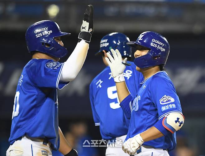 삼성 이재현(오른쪽)이 잠실구장에서 열린 2025 KBO리그 두산과의 경기 9회초 무사 만루 상황에서 두산 박신지를 상대로 역전 만루 홈런을 치고 선행주자 김영웅과 하이파이브를 하고 있다. 잠실 | 박진업 기자 upandup@sportsseoul.com