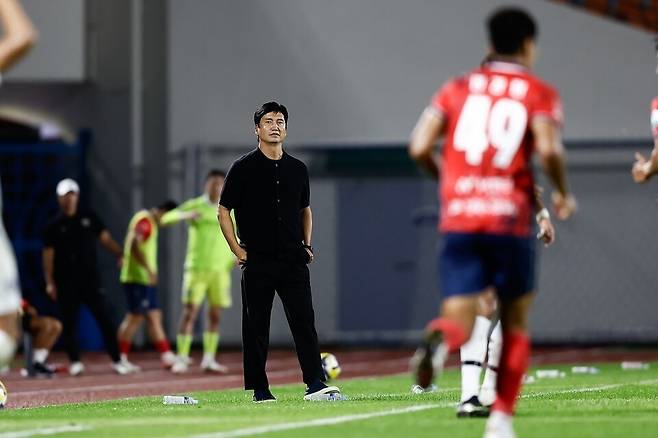 경기를 지켜보고 있는 김천상무 정정용 감독. /사진=김천상무