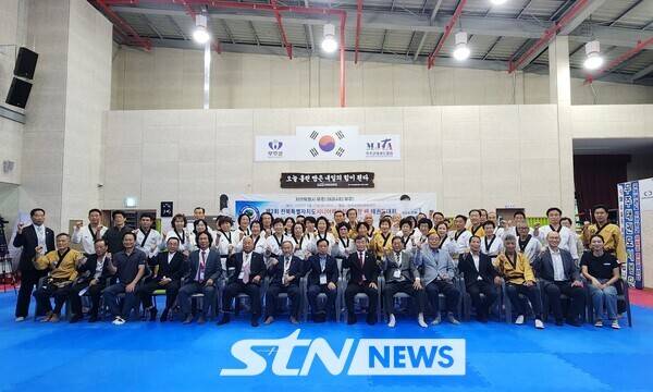 13일 오전 전북특별자치도 무주군 무주국민체육센터에서 무주군과 문화체육관광부가 주최하고, 사단법인 세계어린이태권도연맹(총재 이상기)이 주관하는 \'2025 무주 태린이 문화 페스타\' 개막식 모습. 제2회 전북시니어태권도협회장배 경연대회 단체 기념 촬영. /사진(무주)=이상완 기자