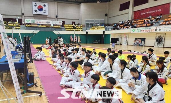 어린이부터 어르신까지 세대를 아우르는 태권도 문화축제 '2025 무주 태린이 문화 페스타' 행사 프로그램 일환으로 14일 열린 '2025 세계어린이태권도연맹컵 전국태권도대회'에 출전한 학생들이 경연을 하고 있다. /사진(무주)=이상완 기자