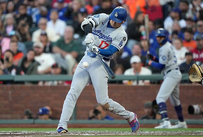 오타니 쇼헤이가 14일(한국시각) 샌프란시스코와의 원정경기에서 3회초 중월 솔로포를 터뜨리고 있다. AFP연합뉴스