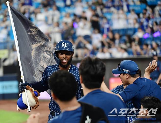 14일 대구 삼성라이온즈파크에서 열린 삼성과 KT의 경기. 6회 삼성 디아즈가 시즌 46호 솔로포를 날렸다. 동료들과 하이파이브를 나누고 있는 디아즈. 대구=송정헌 기자songs@sportschosun.com/2025.09.14/