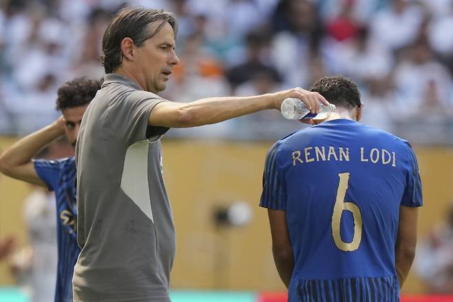시모네 인자기 알 힐랄 감독이 7월 클럽월드컵 경기 중 로디에 물을 뿌려주고 있다. AP연합뉴스