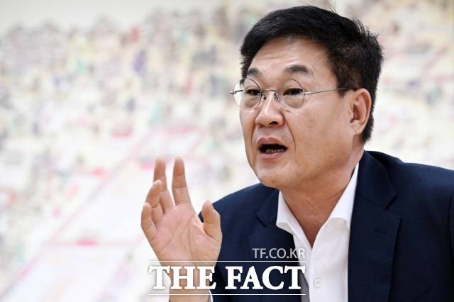 정문헌 종로구청장이 8일 오전 서울 종로구청 구청장실에서 <더팩트>와 인터뷰를 하고 있다. /남용희 기자