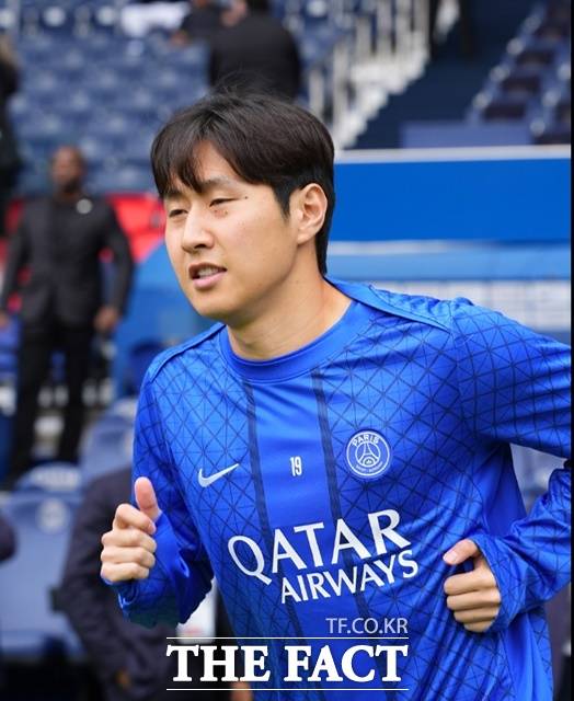 스타팅 멤버에 이름을 올리고 경기 전 밝은 표정으로 웜업에 나서고 있는 이강인./PSG