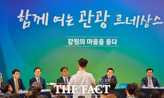 김진태 강원도지사는 15일 강원도청에서 열린 정례 기자간담회에서 당시 발언하려던 내용과 관련해 "그때 하지 못한 것을 지금 와서 하면 뭐하나 싶다"면서 "이재명 대통령이 와주신 데에 대한 고마움과 (민통선 지역인) 양구 두타연 지역 실정을 말하려 했다"고 밝혔다. 지난 12일 타운홀 미팅 당시. /대통령실