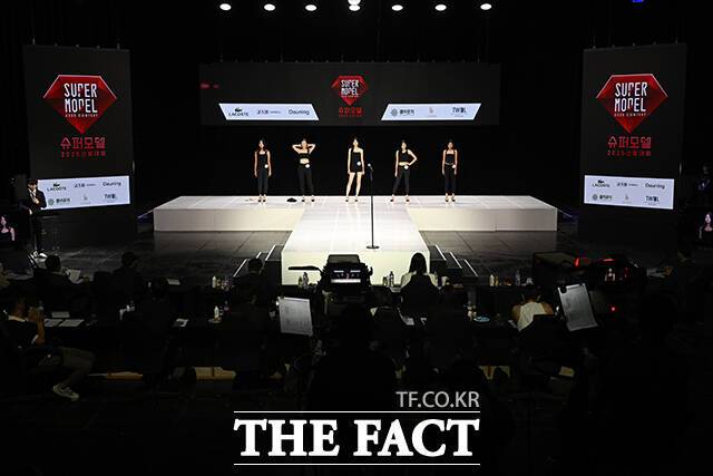 '2025 슈퍼모델 선발대회' 예선 무대가 15일 오후 서울 마포구 SBS 프리즘타워에서 열린 가운데 참가자들이 무대에 올라 포즈를 취하고 있다. /장윤석 기자