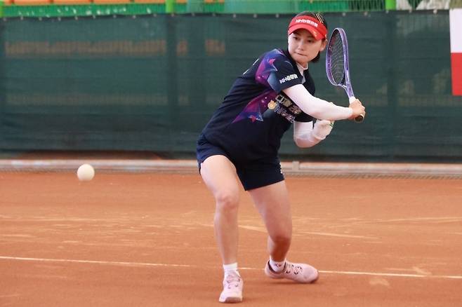 이민선의 백핸드스트로크. 사진/대한소프트테니스협회