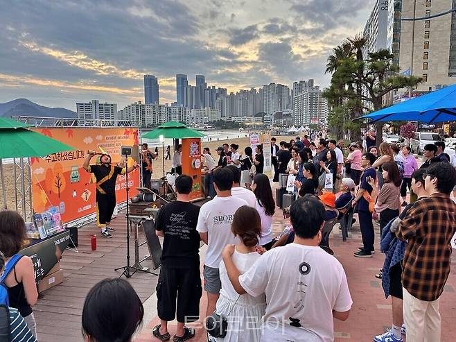 부산 광안리해변에서 마술쇼 공연을 펼치며 제주관광 붐업에 나섰다./사진-제주도관광협회