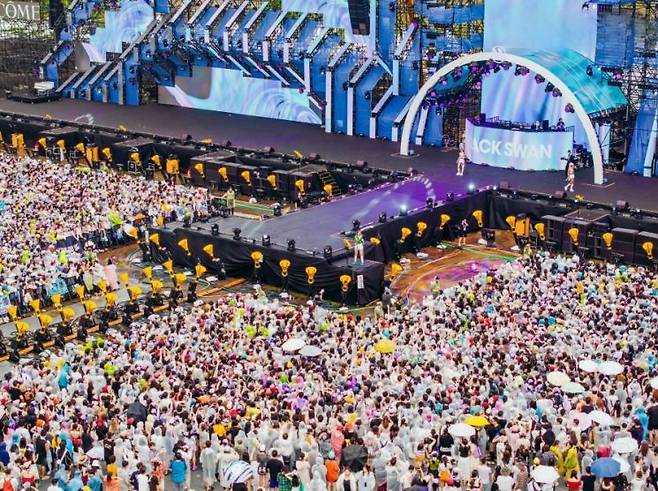 기사 본문과 직접적 연관 없음. 사진은 전원 외국인 멤버로 구성된 K팝 그룹 블랙스완의 ‘워터밤 하이난’ 공연 모습. 사진제공=디알뮤직