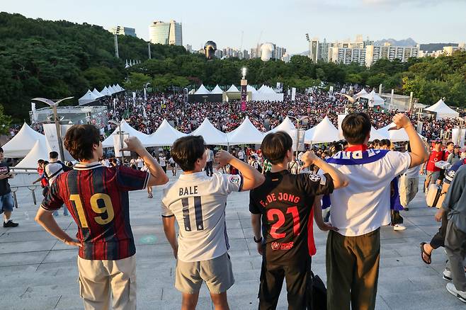 14일 오후 서울 마포구 서울월드컵경기장에서 열린 ’2025 아이콘매치'를 보러온 시민들. /박성원 기자