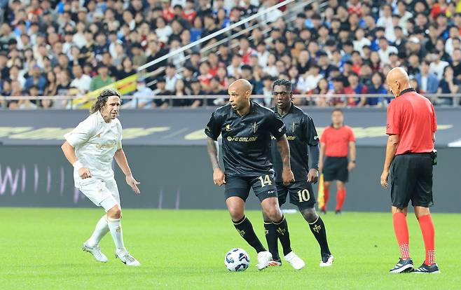 14일 오후 서울 마포구 서울월드컵경기장에서 열린 ’2025 아이콘매치: 창의 귀환, 반격의 시작‘ 경기. 앙리가 드리블을 하고 있다. /박성원 기자