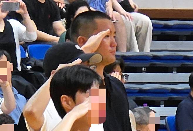 이재용 삼성전자 회장의 장남 이지호씨가 15일 경남 창원시 진해구 해군사관학교에서 열린 해군 학사장교 사관후보생 입영식에 참석해 거수 경례를 하고 있다. /삼성전자 제공