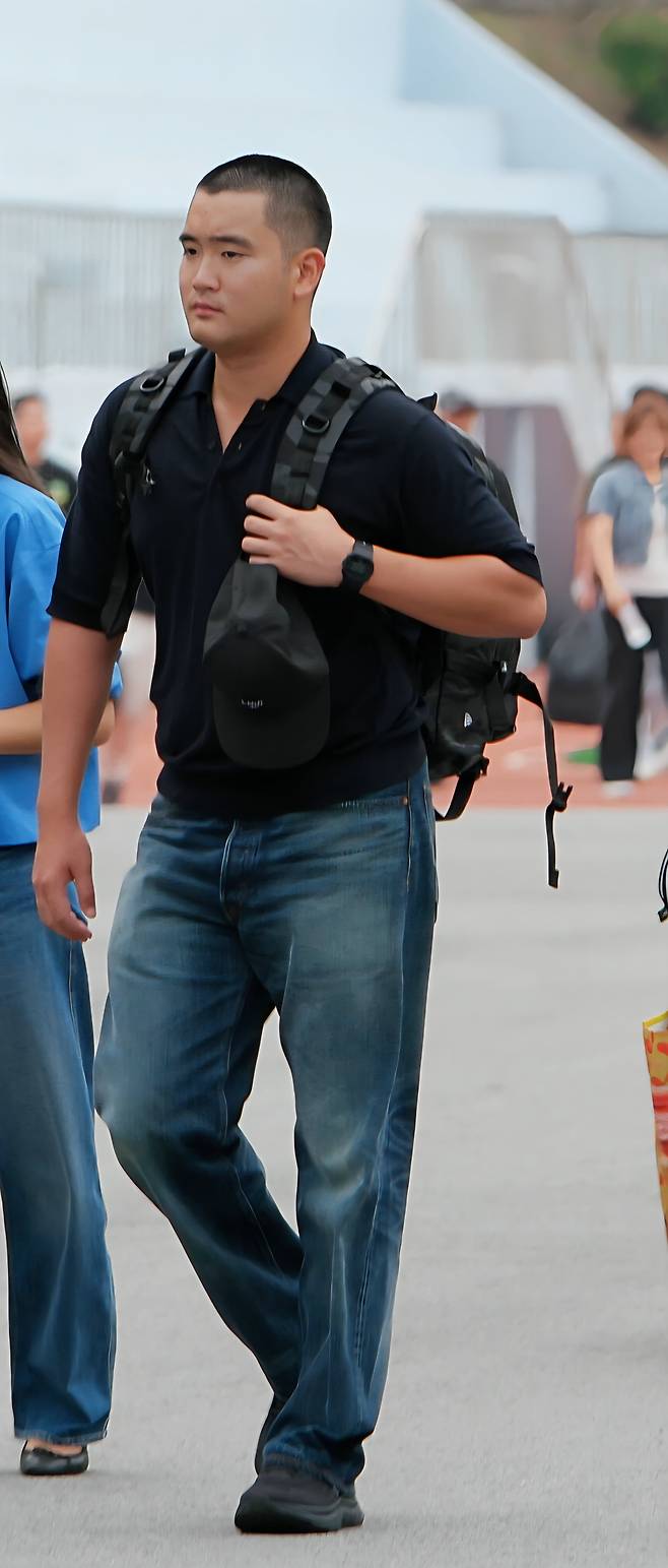 이재용 삼성전자 회장의 장남 이지호씨가 15일 경남 창원시 진해구 해군사관학교에서 열린 해군 학사장교 사관후보생 입영식 행사장으로 들어가고 있다. /삼성전자 제공