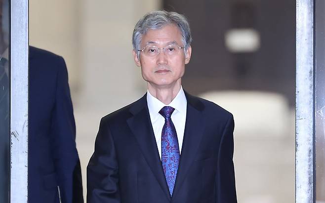 15일 저녁 서울 서초구 대법원에서 조희대 대법원장이 청사를 나서고 있다. /뉴스1