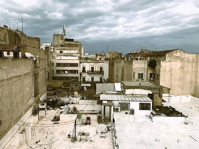 도시의 발전이 과거에 묻혀 있는 튀니스 도심 전경