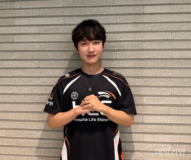 '피넛' 한왕호가 14일 데일리안과의 인터뷰를 마친 뒤 시그니처 포즈를 취하고 있다. ⓒ데일리안 황지현 기자