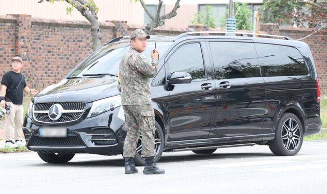 이재용 삼성전자 회장의 장남 이지호 씨가 탑승한 미니밴이 15일 오후 경남 창원시 진해구 진해기지사령부 제3 정문으로 향하고 있다.ⓒ연합뉴스