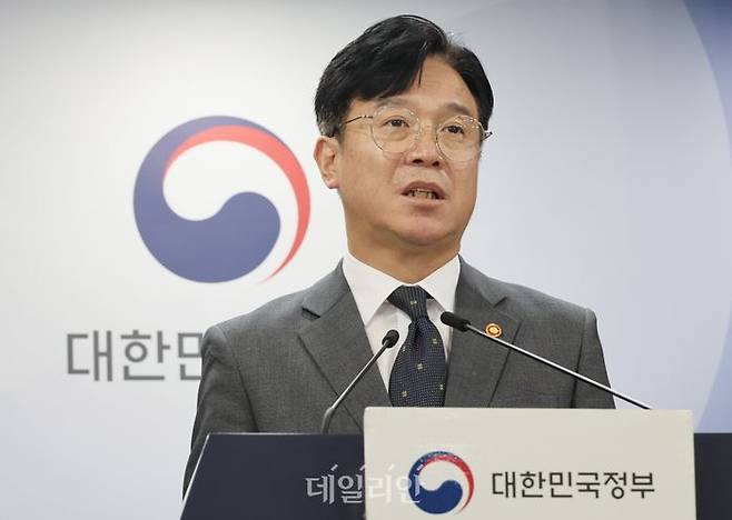 김영훈 고용노동부 장관이 15일 서울 종로구 정부서울청사에서 ‘노동안전 종합대책’을 발표하고 있다. ⓒ뉴시스