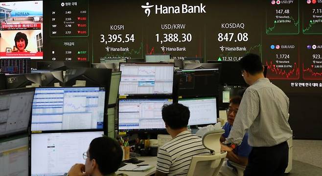 서울 중구 하나은행 딜링룸 전광판에 지수가 표시 되고 있다(자료사진). ⓒ뉴시스