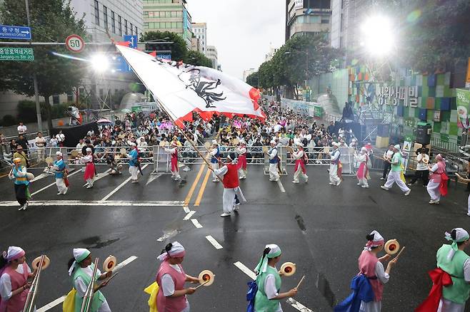 대전시는 올해로 3회째를 맞는 0시 축제를 참고하기 위해 강원 원주시와 화천군, 충남 천안시와 보령시를 포함해 10여 개 지자체에서 방문했다고 14일 밝혔다. 사진은 ‘2025 대전 0시 축제’ 모습. 대전시 제공