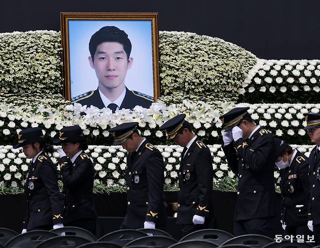 15일 오전 인천 서구 인천해양경찰서에서 영흥도 갯벌에 고립된 70대 중국인을 구조하다 숨진 故 이재석 경사의 영결식이 엄수된 가운데 경찰 관계자들이 헌화 및 분향을 하고 있다. 송은석 기자 silverstone@donga.com