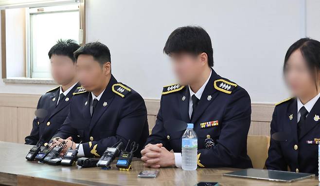 갯벌에 고립된 노인을 혼자 구하려다 숨진 고(故) 이재석 경사 팀원들인 인천해양경찰서 영흥파출소 직원들이 15일 오전 이 경사 발인을 앞두고 인천 동구의 한 장례식장에서 기자회견을 하고 있다. 2025.09.15 뉴시스