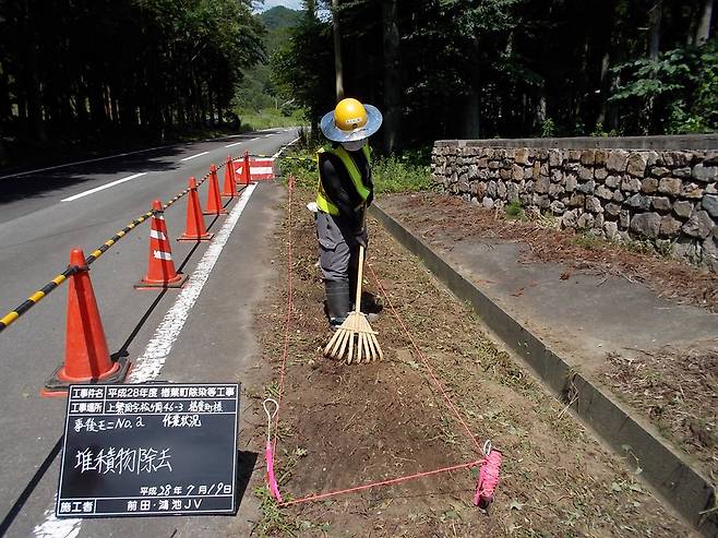 제염 작업을 하고 있는 작업자. (출처=일본 환경성 홈페이지)