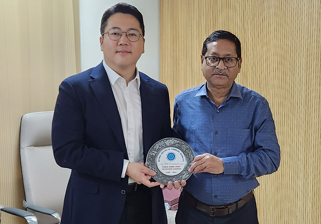 김주윤 닷 대표(왼쪽)와 피나케스와르 마한타 NIT 메갈라야 총장이 협약체결후 기념촬영을 하고 있다.