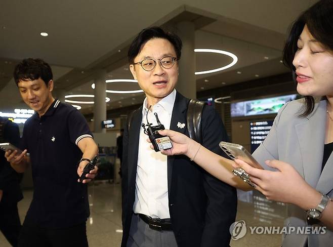 김정관 산업통상자원부 장관이 14일 오전 인천국제공항을 통해 귀국하고 있다. 연합뉴스