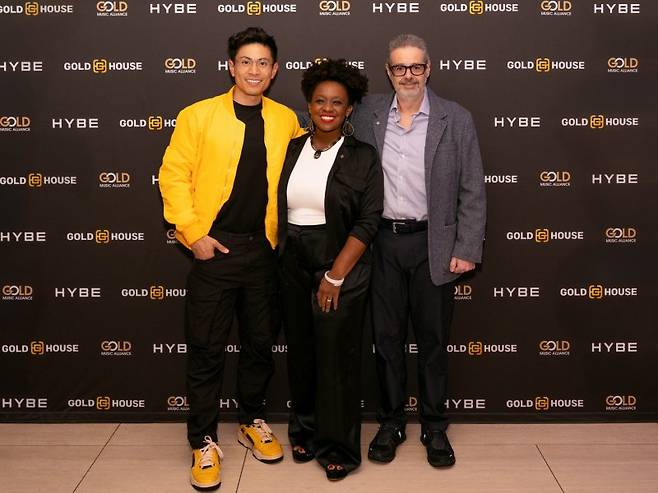 난 9일(현지시간) 미국 로스앤젤레스(LA)에서 열린 K팝 관련 특별 대담 및 네트워킹 이벤트에서 개회사를 한 빙 첸 골드하우스 공동창립자 겸 의장(왼쪽)과 아이작 리 하이브 아메리카 의장 겸 대표이사(오른쪽)가 기념촬영을 하고 있다. 하이브 제공