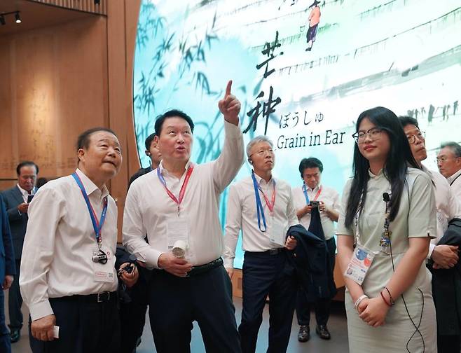 최태원 대한상공회의소 회장 겸 SK그룹 회장(왼쪽 두 번쨰)이 15일 일본 오사카 '2025 오사카·간사이 엑스포'를 방문해 현장을 살펴보고 있다. 대한상의 제공