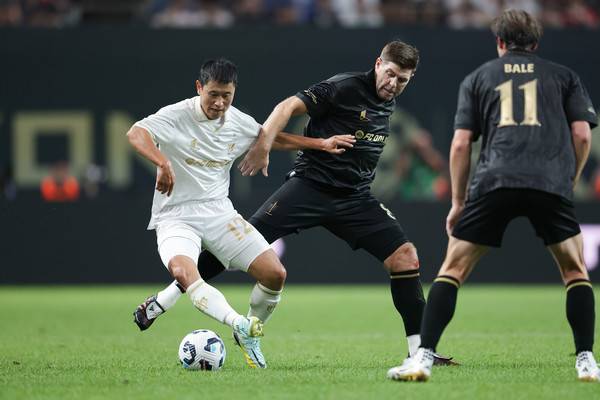 이영표(실드유나이티드)와 스티븐 제라드(FC스피어). 넥슨 제공