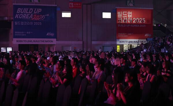 지난 6일 경기도 고양시 킨텍스 제2전시장 8홀에서 열린 ‘빌드업코리아 2025’ 행사에서 참석자들이 자리에서 일어나 두 손을 모으고 기도하고 있다. 윤운식 선임기자 yws@hani.co.kr