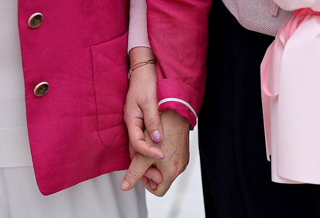 1964년 자신을 성폭행하려던 남성의 혀를 깨물었다는 이유로 중상해 혐의로 기소돼 유죄 선고를 받았던 최말자(왼쪽)씨가 10일 오후 부산 연제구 부산지법에서 열린 재심 선고공판에서 무죄를 받은 뒤 관계자의 손을 잡은 채 걸어가고 있다. . 부산=이종근 선임기자 root2@hani.co.kr