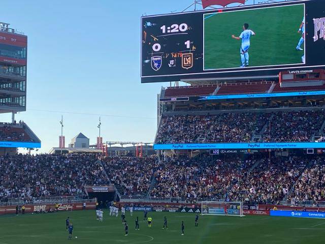 손흥민이 13일 미 캘리포니아 샌타클래라 리바이스 스타디움에서 전반전 52초 만에 첫 골을 넣고 세리머니를 하고 있다. 실리콘밸리=박지연 특파원