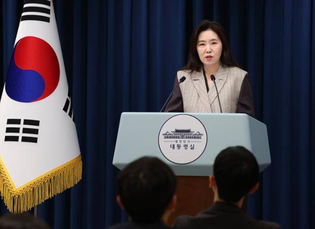 강유정 대통령실 대변인이 15일 서울 용산 대통령실 브리핑룸에서 핵심규제 합리화 전략회의 관련 브리핑을 하고 있다. 왕태석 선임기자