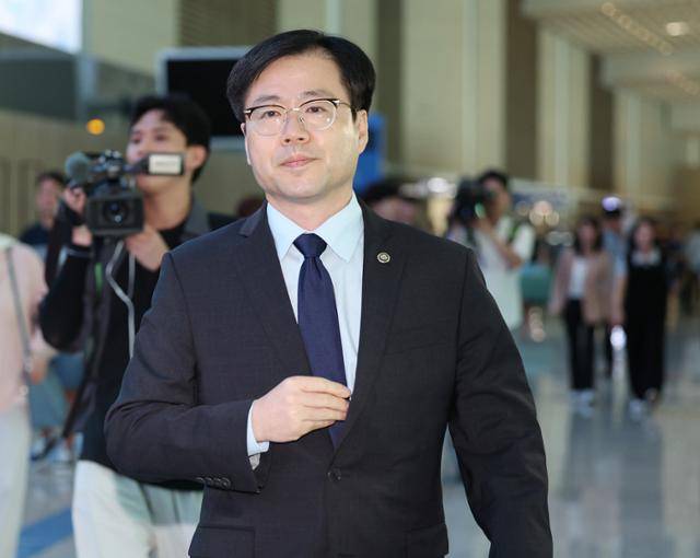 여한구 산업통상자원부 통상교섭본부장이 한미 관세협상 관련 후속 협의를 위해 15일 오전 인천국제공항 제2터미널에서 미국으로 출국하기 위해 이동하고 있다. 영종도=뉴시스