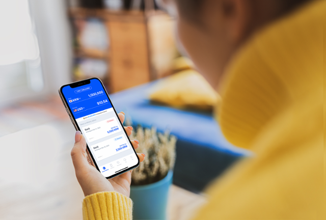 센트비 이용자가 스마트폰으로 해외 송금 서비스를 하고 있다. 센트비 제공