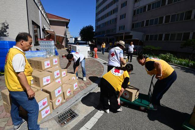 11일 강원 강릉시의 한 아파트에서 대한적십자사 관계자들이 구호 물품을 배포하고 있다. 강릉=연합뉴스
