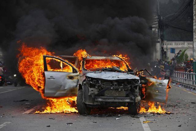 9일 네팔 카트만두에서 시위대의 방화로 차량이 불에 타고 있다. 카트만두=AFP 연합뉴스