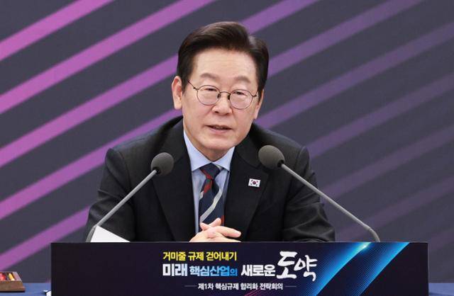 이재명 대통령이 15일 서울 성북구 한국과학기술연구원(KIST)에서 열린 제1차 핵심규제 합리화 전략회의에서 마무리 발언을 하고 있다. 연합뉴스