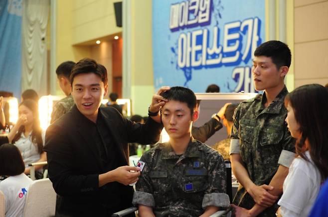 2017년 아모레퍼시픽 소속 메이크업 아티스트와 관련 학과 전공 대학생 등 140여 명이 메이크업 분야 진로 상담, 올바른 피부관리, 메이크업 스킬 시연 및 실습 등의 재능기부를 펼치고 있다. 국방부 블로그